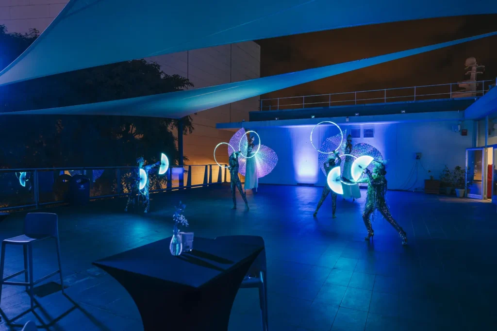 artistas luminosos terraza evento nocturno barcelona