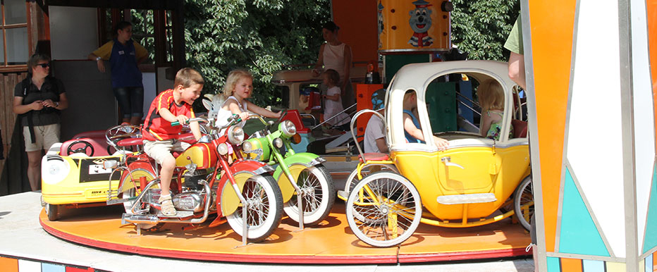 Kies je favoriete voertuig op deze carrousel! Stap in een oldtimer, een koets en beleef een dolle rit!